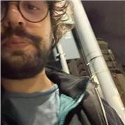 Giovane professionista del settore della comunicazione impartisce lezioni di inglese a studenti elementari, medie e liceo